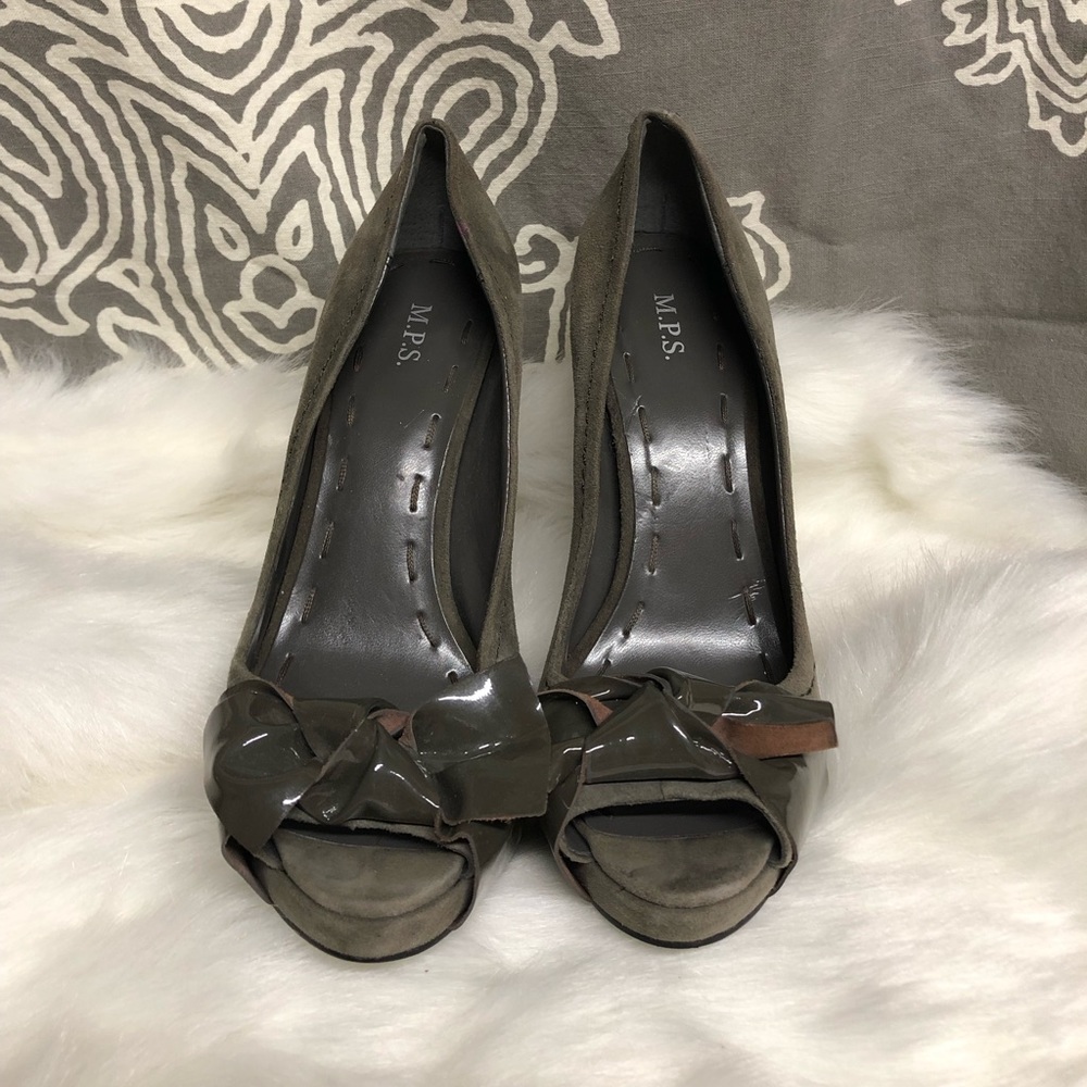 Gray Pep-toe Shoes